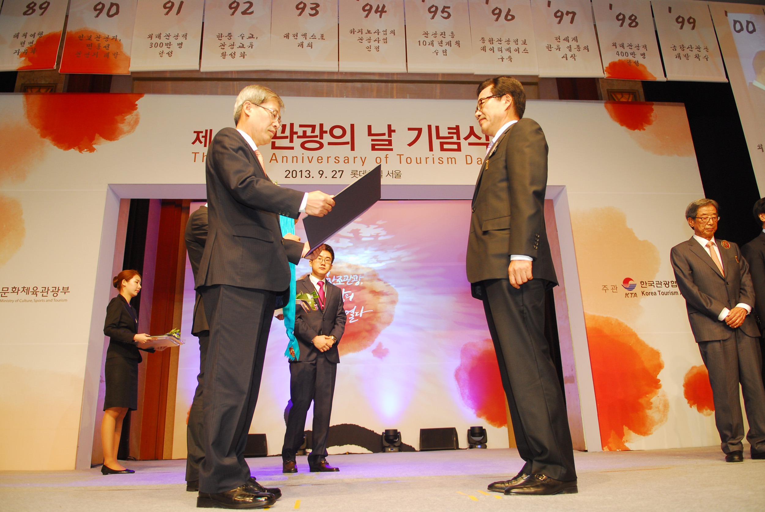 President Park Sang-Hwan honored with the Gold Pagoda Industrial Medal for the contribution to Tourism promotion at the 40th Tourism Day Commemoration